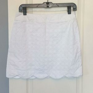 White scalloped Vineyard Vines skirt
